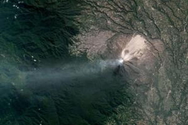 Foto yang dihasilkan dari satelit NASA Earth Observing-1, memperlihatkan letusan Gunung Sinabung di Sumatera Utara pada 6 Februari 2014.