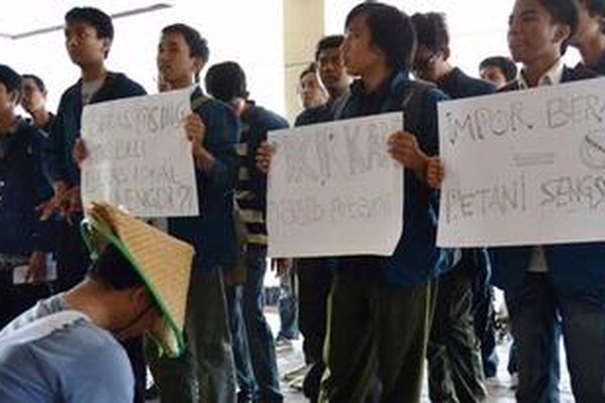 Mahasiswa BEM KM Undip berunjukrasa di DPRD Jateng, Selasa (15/3/2011), meminta Pemprop Jateng mengawasi masuknya beras impor agar tak beredar di Jateng.