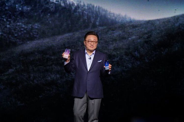CEO Samsung Mobile, DJ Koh memegang Galaxy S8+ (kiri) dan Galaxy S8 (kanan) di acara peluncuran di New York, Rabu (29/3/2017).