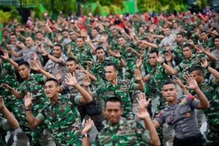 Anggota TNI Kodam Iskandar Muda bersama anggota Brimob Polda Aceh melakukan senam bersama dalam rangka silaturahmi TNI-Polri di Batalyon 112 Raider, Mata Ie, Aceh Besar,  Jumat (28/11/2014). Kegiatan tersebut juga diisi dengan permainan outbound, dan sosialisasi keselamatan berkendara oleh anggota polisi lalu lintas. 