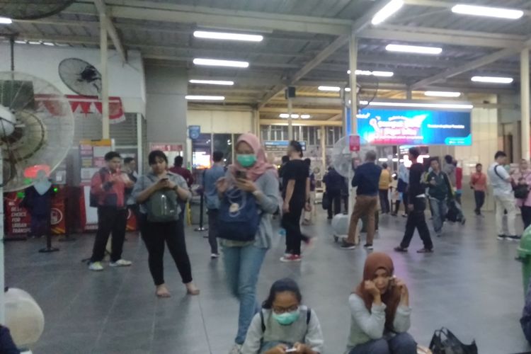 Penumpukan penumpang terjadi di stasiun Manggarai. Penumpukan terjadi lantaran kereta terhambat masuk karena tawuran yang terjadi di kawasan Manggarai, Jakarta Selatan. Rabu (4/9/2019)