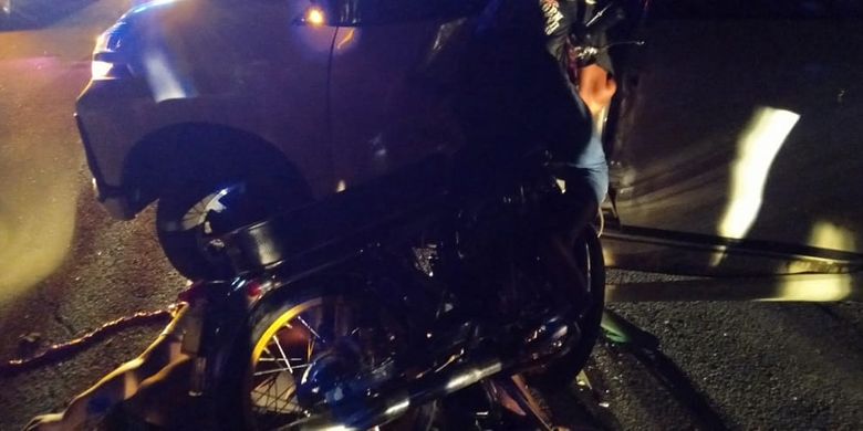 Kondisi motor yang menubruk mobil saat memutar balik dalam laka maut Jalan Raya Desa Sekarputih, Nganjuk, Jumat (21/5/2021) malam. Foto: Polres Nganjuk