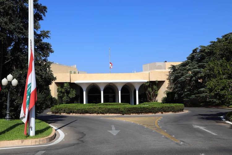 Bendera Lebanon dinaikkan setengah tiang di pintu masuk Istana Baabda, sebagai tanda berkabung bagi para martir ledakan yang terjadi di Pelabuhan Beirut