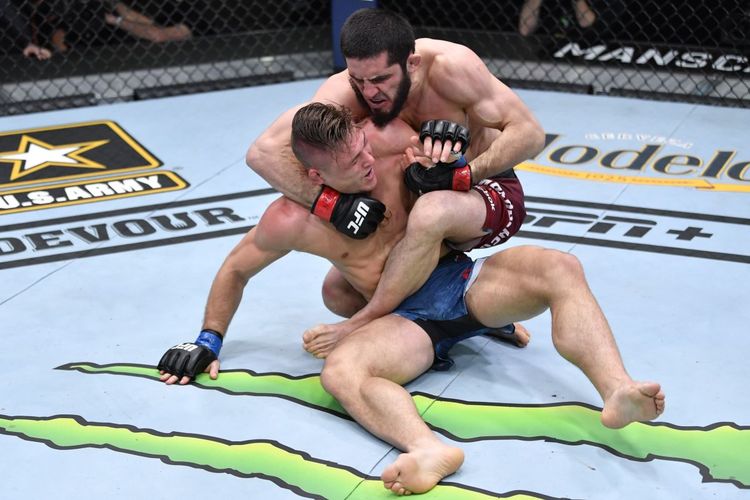 Petarung UFC asal Dagestan, Islam Makhachev, berduel melawan Drew Dober pada laga kelas ringan di UFC 259, UFC Apex, pada 6 Maret 2021 di Las Vegas, Nevada, AS.