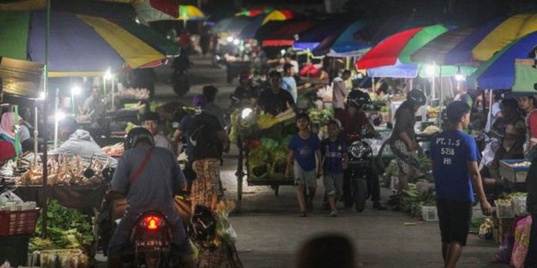 Warga berbelanja di pasar tumpah Palangkaraya, Kalimantan Tengah, Sabtu (04/04) malam. Aktivitas pasar tumpah tetap berjalan meskipun wilayah Palangkaraya menjadi zona merah penyebaran wabah COVID-19 dan pemerintah setempat memberikan imbauan kepada warga untuk menghindari keramaian. 
