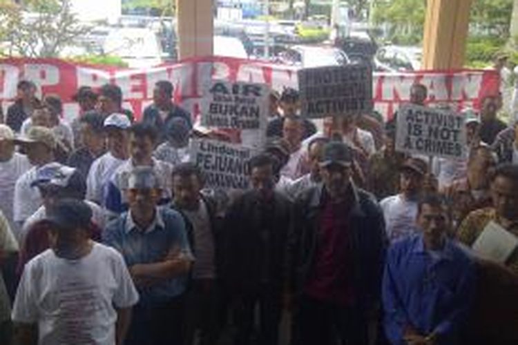 Ratusan warga Kota Batu demo ke PN Malang, mendukung sidang perdana, pejuang mata air Gemulo.Selasa (19/11/2013).