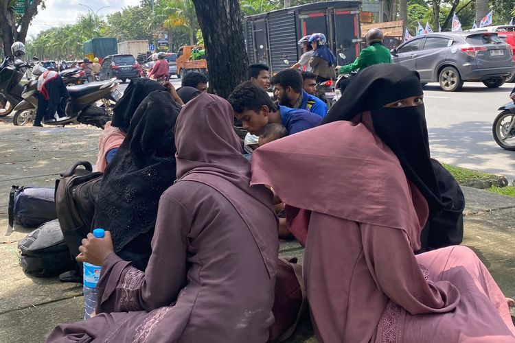 Warga Rohingya yang telantar duduk di pedestrian di Jalan Jenderal Sudirman, Pekanbaru, Riau, Kamis (14/12/2023).