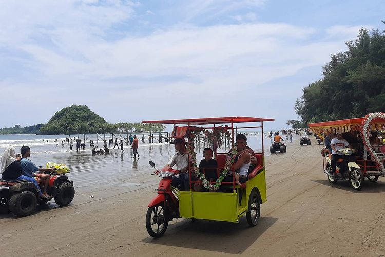 Lebaran di Pantai si Malin Kundang: Saat Liburan Keluarga Menggerakkan Pedagang Kecil