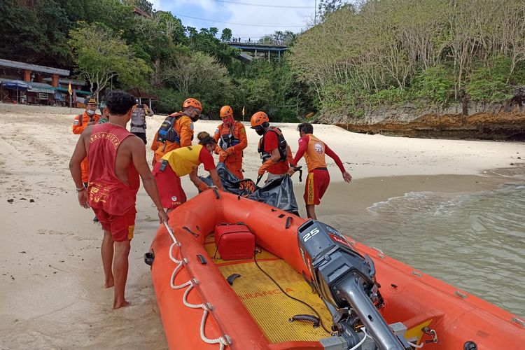 Proses evakuasi jenazah wisatawan yang ditemukan meninggal di Pantai Dreamland Bali 