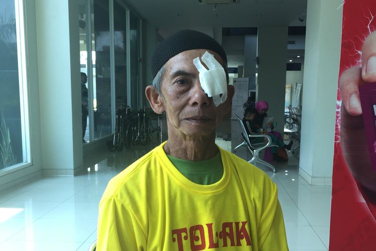 Naryo Sampun (70), petani asal Desa Ngrendeng, Kabupaten Blitar menjadi salah satu dari dua puluh pasien operasi katarak Gratis yang diselenggarakan oleh PT Industri Jamu dan Fasmasi Sido Muncul Tbk di RS Universitas Brawijaya, Kota Malang, Jawa Timur, Sabtu (21/9/2019).