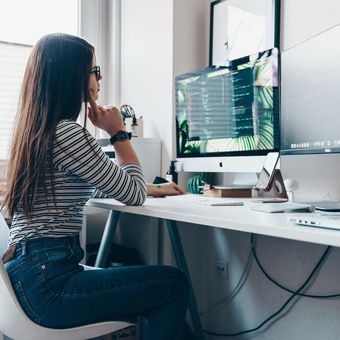 Ilustrasi pekerjaan dalam industri teknologi kreatif.