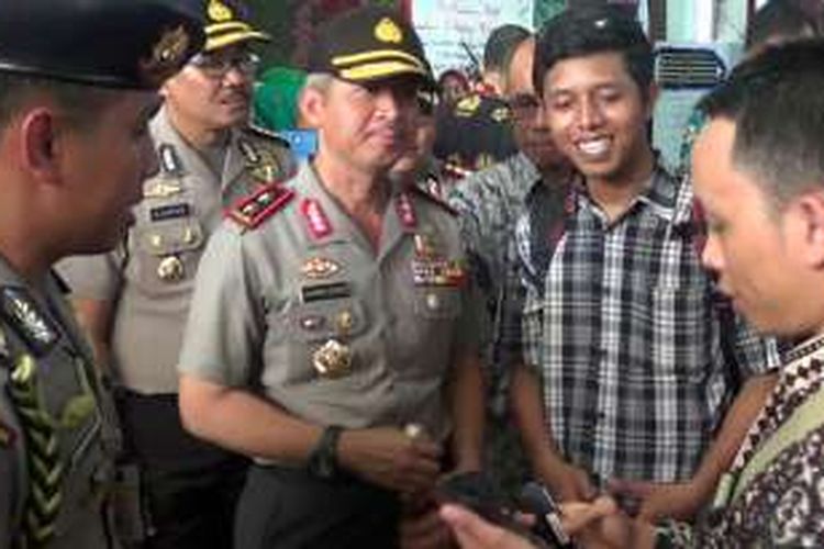 Kapolda Jawa Tengah, Irjen Pol Condro Kirono saat berbincang dengan sejumlah wartawawan di Pekan Batik Nusantara (PBN) 2016 di Kota Pekalongan.