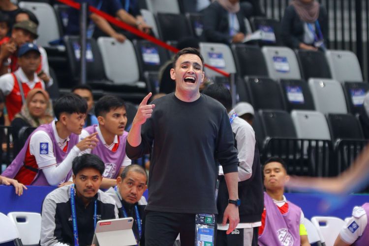 Pelatih Timnas futsal Indonesia Hector Souto memberi arahan kepada anak asuhnya dalam ajang AFC Futsal ASIAN CUP 2026 di Indonesia Arena, Jakarta Pusat, Kamis (29/1/2026).