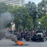 Demonstran Tolak UU TNI Mulai Padati Grahadi, Bakar Ban dan Banner