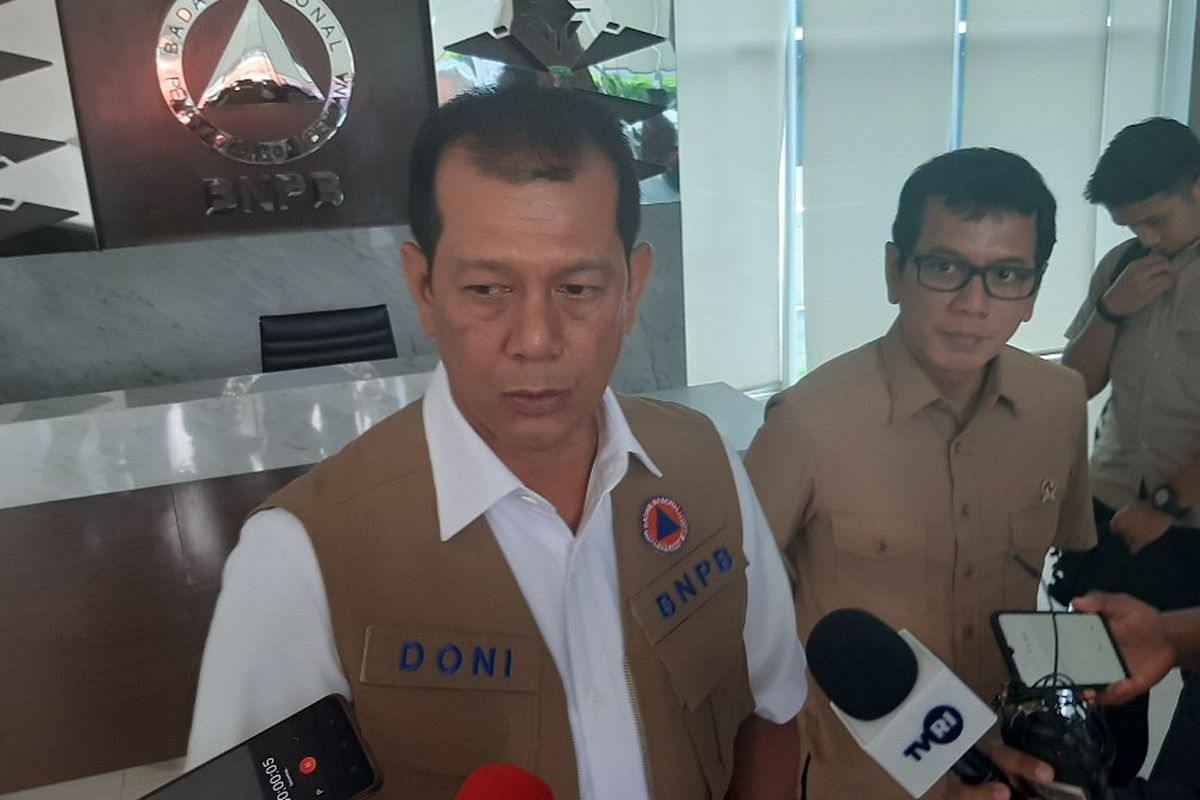 Kepala BNPB Doni Monardo dan Menteri Pariwisata Wishnutama usai merapatkan mitigasi bencana di kawasan wisata, Jumat (3/1/2020).