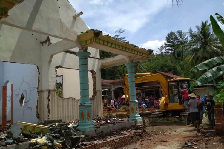 Rumah milik pasangan SS dan SE di desa Tasikmadu Kecamatan Watulimo Trenggalek Jawa Ti mur, yang dibongkar dengan menggunakan alat berat dan viral beberapa waktu lalu, karena istri minta cerai.