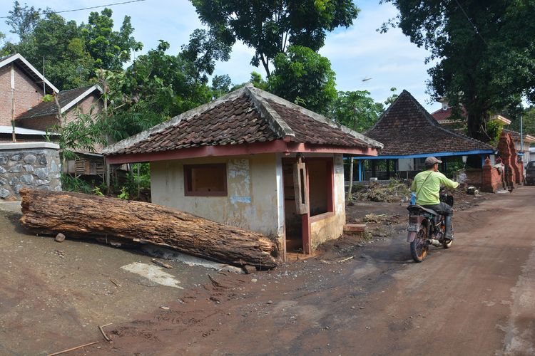 Potongan kayu yang terbawa air bah, saat banjir bandang melanda Desa Sumberjati, Kecamatan Jatirejo, Kabupaten Mojokerto, Jawa Timur, Jumat (7/2/2020).