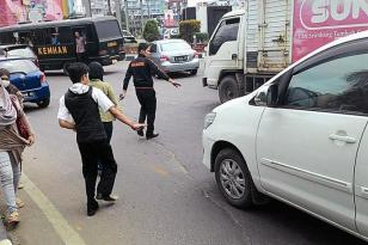 Ketiadaan jembatan penyeberangan atau pelintasan mengakibatkan warga nekat menyeberang jalan dengan menghentikan mobil di simpang dekat Gerbang Tol Bekasi Barat. Untuk melindungi keselamatan warga yang hendak menyeberang, Pemerintah Kota Bekasi menambah prasarana berupa jembatan penyeberangan, tetapi bukan untuk pesepeda dan penyandang disabilitas.