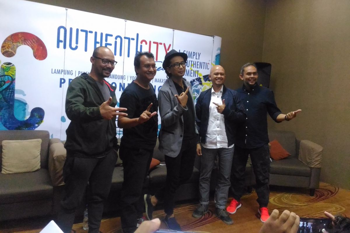 Tiga personel Padi Reborn, Yoyok (paling kiri), Ari (nomor dua dari kiri), dan Piyu (nomor tiga dari kiri), serta panitia Authenticity Fest 2017 menggelar konferensi pers di Hotel Horison Ultima Riss, Jalan Gowongan Kidul, Kota Yogyakarta, Jumat (24/11/2017) malam.