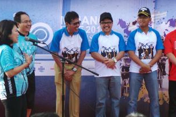Menteri Pariwisata dan Ekonomi Kreatif Mari Elka Pangestu saat melepas peserta Minang Bike