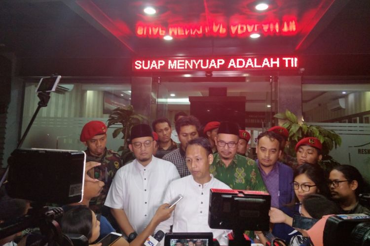 Ketua PP Pemuda Muhammadiyah Dahnil Azhar dan Ketua Panitia Kemah Ahmad Fanani usai menjalani pemerimsaan Polda Metro Jaya, Jumat (23/11/2018).