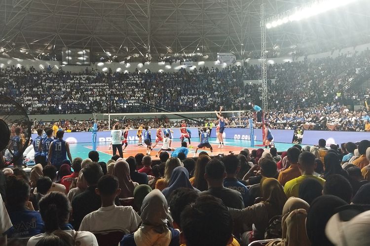 Pertandingan grand final ProLiga 2025 antara Jakarta LavAni Livin' Transmedia vs Jakarta Bhayangkara Presisi di GOR Amongrogo, Yogyakarta, Minggu (11/5/2025).