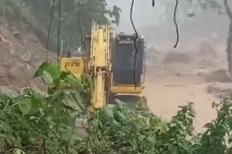 Hujan Deras Picu Sungai Meluap dan Banjir di Padang, Warga Minta Dievakuasi
