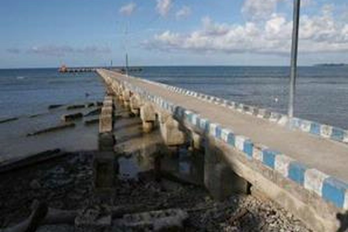 Dermaga Malakoni, Kecamatan Enggano, Kabupaten Bengkulu Utara, Bengkulu, selalu sepi sepi dari aktivitas, Selasa (13/5). Satu-satunya transportasi utama mereka yaitu kapal perintis yang tiba satu minggu sekali di dermaga tersebut. 