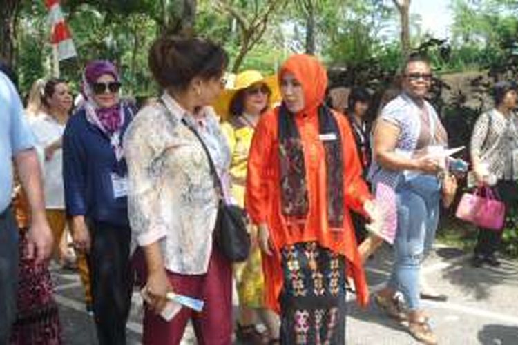 Istri Kapolri Jenderal Pol Tito Karnavian, Tri Suswati mengajak para istri delegasi mengunjungi Taman Nusa, Bali, Selasa (8/11/2016).