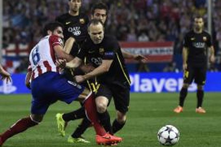 Gelandang Barcelona Andres Iniesta (kedua dari kiri) berebut bola dengan gelandang Atletico Madrid Raul Garcia, pada leg kedua, di Vicente Calderon, Rabu (9/4/2014). 