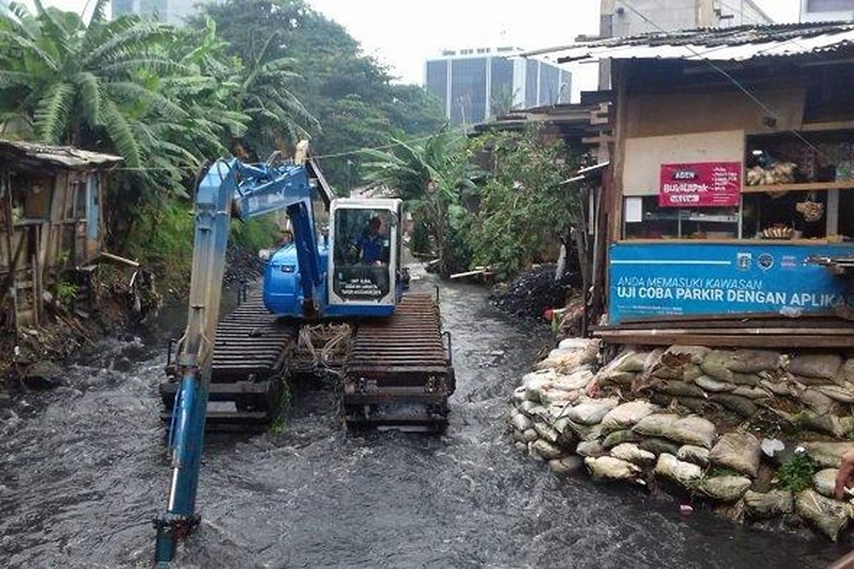 Dinas Sumber Daya Air DKI Jakarta melakukan pengerukan Kali Mampang di Kelurahan Kuningan Barat, Mampang Prapatan, Jakarta Selatan, Jumat (8/3/2019).