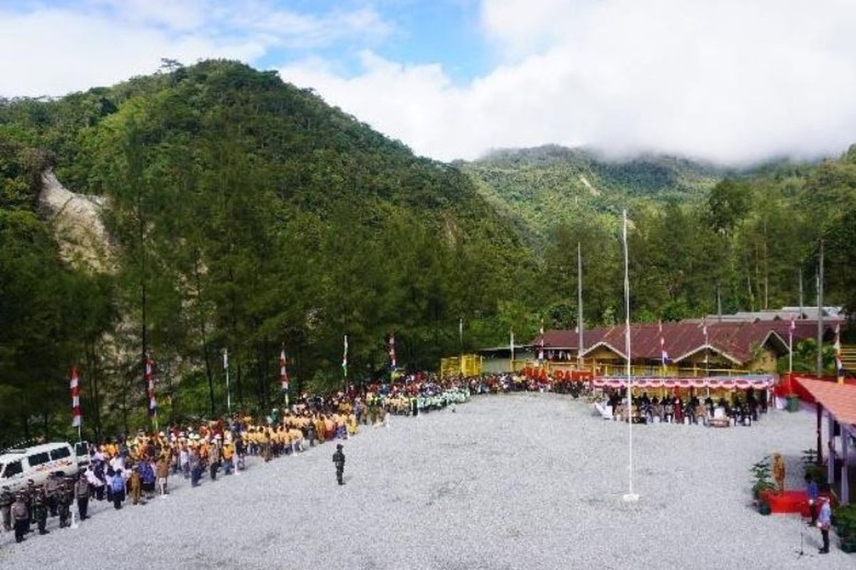 Upacara pengibaran bendera pada peringatan Hari Ulang Tahun ke-80 Republik Indonesia berlangsung khidmat di Dataran Tinggi Papua Tengah, Kampung Banti, Kabupaten Mimika pada 17 Agustus 2025.