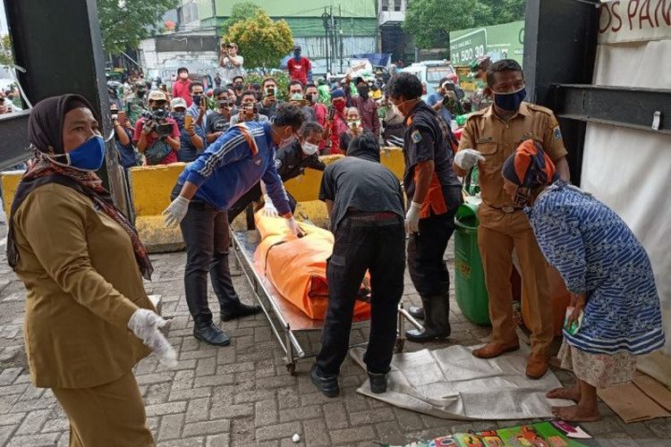 Proses evakuasi jenazah PMKS yang bergejala Covid-19 di Tanah Abang, Jakarta Pusat, Selasa (23/6/2020).