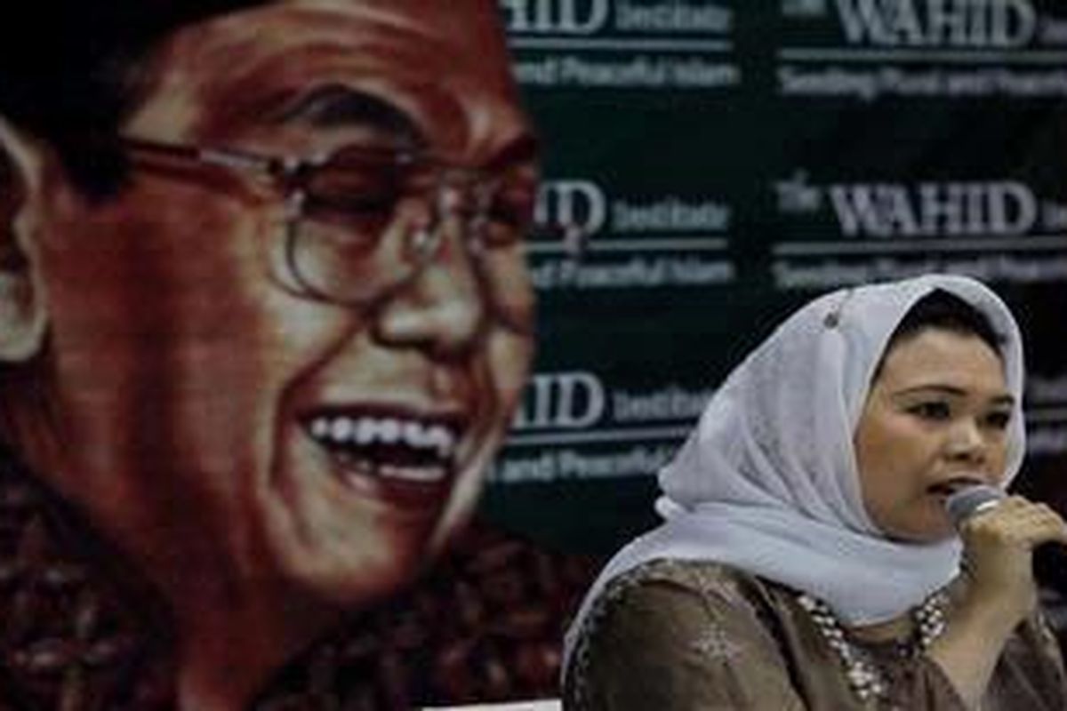 Direktur Eksekutif The Wahid Institute Yenny Wahid menyampaikan pengantar sebuah diskusi di The Wahid Institute, Jakarta, Senin (28/2/2011). 