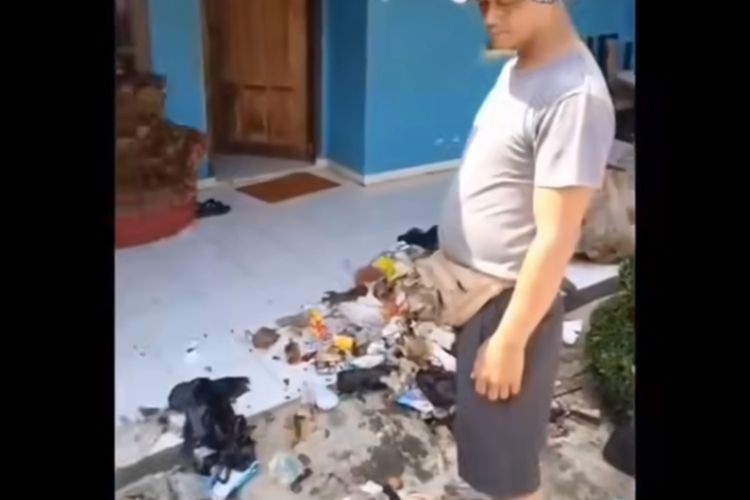 Tangkapan layar dari video viral sejumlah warga kembalikan sampah ke rumah oknum warga yang membuang sampah sembarangan. KOMPAS.com/Screenshoot/AAM AMINULLAH