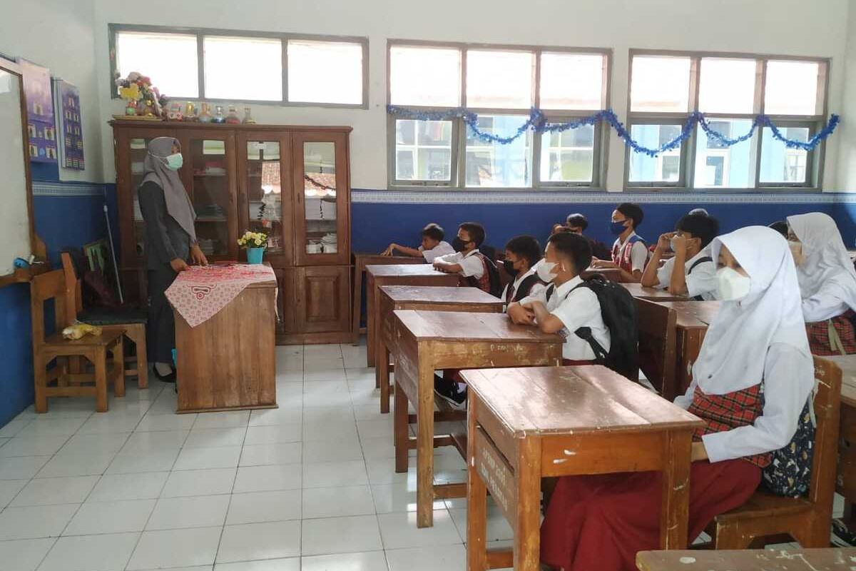 Siswa SDN 1 Pengadilan Kota Tasikmalaya mulai belajar PTM 100 persen usai liburan semester dua pekan lalu pada Senin (10/1/2022).