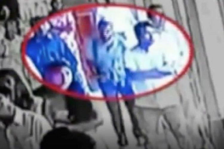 Potongan gambar dari rekaman CCTV yang dilingkari merah menunjukkan pria yang diyakini sebagai pelaku bom bunuh diri melewati jemaat sebelum masuk ke Gereja St St Sebastian di Negombo, Sri Lanka, sebelum melakukan aksinya Minggu (21/4/2019).