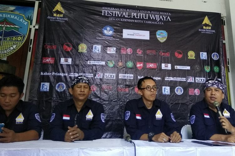 Dewan Kesenian Kota Tasikmalaya, sedang konferensi Pers terkait rencana pelaksanaan Festival Putu Wijaya di Kota Tasikmalaya, Sabtu (24/11/2018).