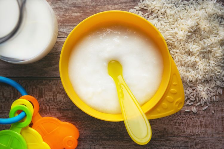 Ilustrasi bubur susu tepung beras untuk MPASI bayi 6 bulan-1 tahun. 
