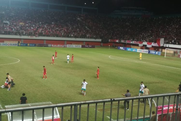 Pelatih timnas Indonesia, Bima Sakti, tampak memberikan instruksi kepada anak asuhnya dalam laga final Piala AFF U16 2022 kontra Vietnam di Stadion Maguwoharjo, Jumat 12 Agustus 2022.