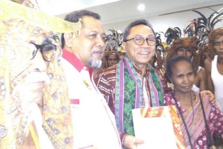 Ketua MPR RI Zulkifli Hasan (kanan) bersama Ketua Umum Uni Timor Aswain (Untas) Eurico Guterres (kiri) bersama sejumlah warga Eks Timor Timur di Kupang NTT, Selasa (31/1/2017)