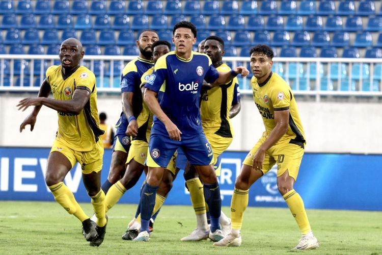 Pemain asing Arema FC Walisson dijaga ketat pemain Semen Padang saat laga pada pekan ke-21 Super League 2025-2026 yang berakhir dengan skor 3-0 di Stadion Kanjuruhan Kepanjen, Kabupaten Malang, Jawa Timur, Minggu (15/2/2026) sore.