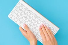 Panduan Cara Membersihkan Keyboard Komputer dengan Tepat