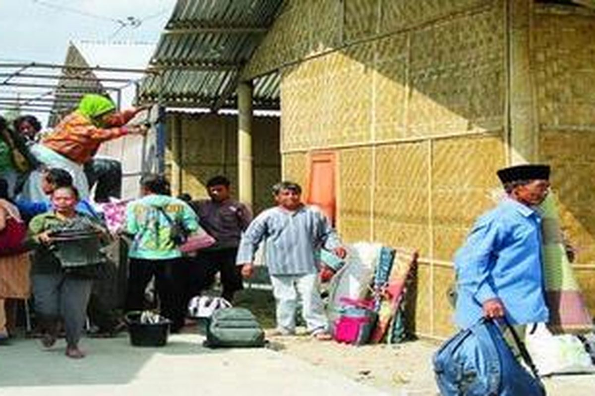 Ilustrasi: Sebanyak 106 keluarga dari Tempat Pengungsian Akhir Tanjung, Kecamatan Muntilan, dan Balai Desa Jumoyo, Kecamatan Salam, Kabupaten Magelang, Jawa Tengah, pindah ke hunian sementara di Lapangan Mancasan, Kecamatan Salam, Kabupaten Magelang, Kamis (28/7/2011).