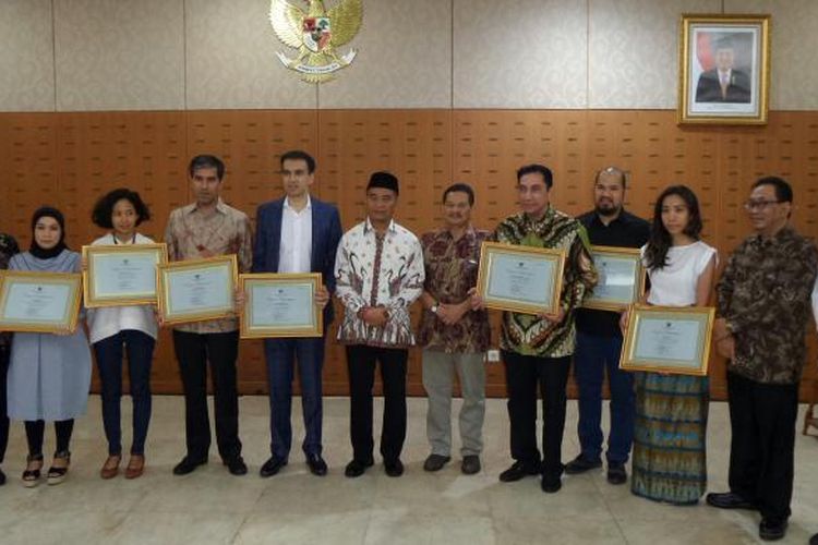 Menteri Pendidikan dan Kebudayaan Muhajir Effendi saat memberi penghargaan kepada produser film dengan jumlah penonton lebih dari 1 juta di gedung Kemendikbud, Sudirman, Jakarta Pusat, Jumat (10/2/2017).