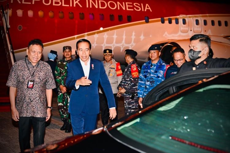 Presiden Joko Widodo saat tiba di Bandara Internasional Sam Ratulangi, Kota Manado, disambut oleh Gubernur Sulawesi Utara Olly Dondokambey pada Rabu (18/1/2023).