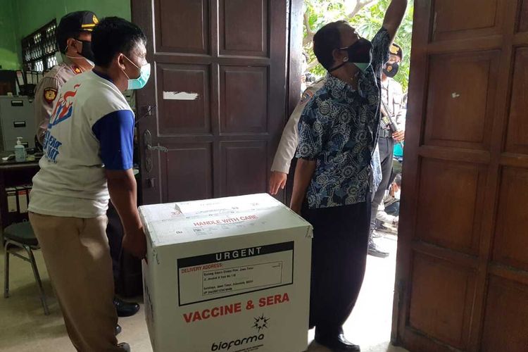 Paket vaksin Covid-19 dikekuarkan dari tempat penyimpanan Dinas Kesehatan Jatim untuk dikirim ke Surabaya, Gresik dan Sidoarjo, Rabu (13/1/2021).
