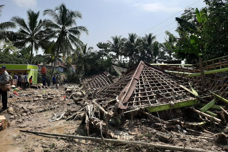 Puing-puing bekas bangunan asrama pondok pesantren Raudhatul Muhajirin di Kecamatan Sajira, Kabupaten Lebak yang masih tersisa setelah diterjang banjir bandang, Rabu (22/5/2019.