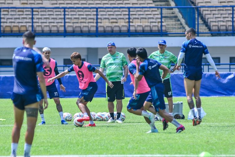 Pelatih Persib Bandung Bojan Hodak dalam memimpin sesi latihan pada Sabtu (4/11/2023) di Gelora Bandung Lautan Api (GBLA). Persib vs Arema FC menanti pada Rabu (8/11/2023) dalam pekan ke-19 Liga 1 2023-2024. 