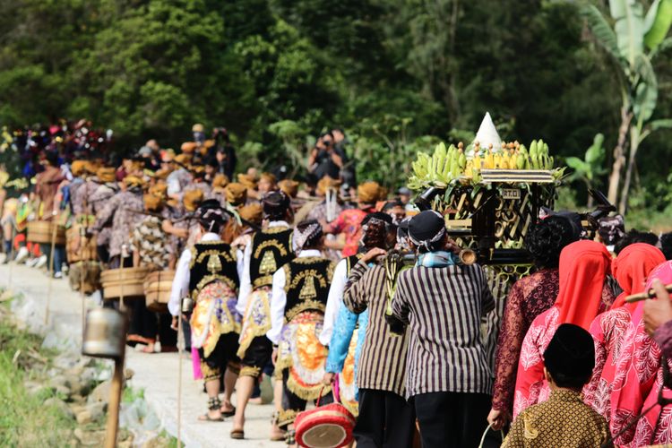 Ilustrasi warga Desa Pagergunung, Temanggung merayakan Rejeban Plabengan sebagai bentuk rasa syukur kepada Tuhan. Mereka membawa hasil bumi dan barang lainnya sebagai persembahan kepada leluhur, (30/4/2018).